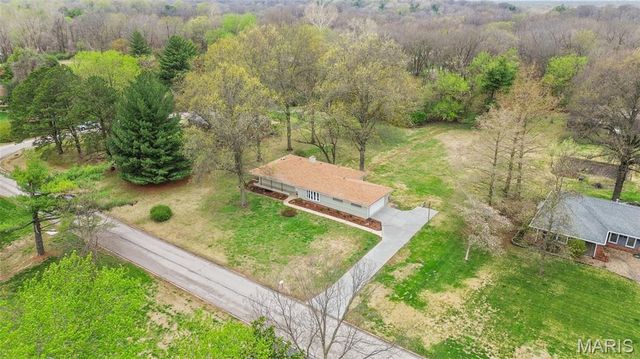 26 Castle Drive, Florissant, MO 63034