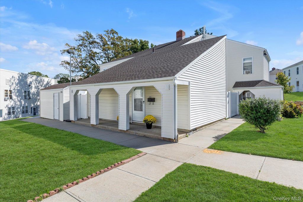 200 Lowndes Avenue D, Huntington Station, NY 11746 — photo 2