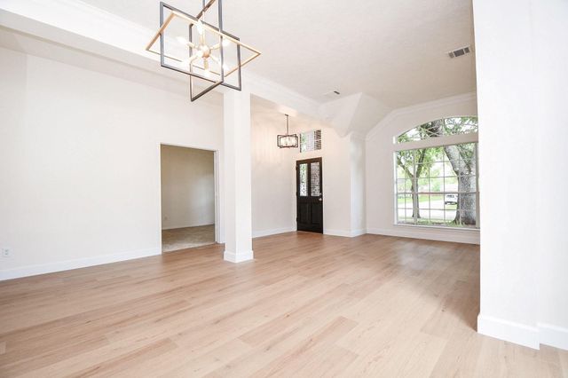 202 Knoll Forest Drive, Sugar Land, TX 77479