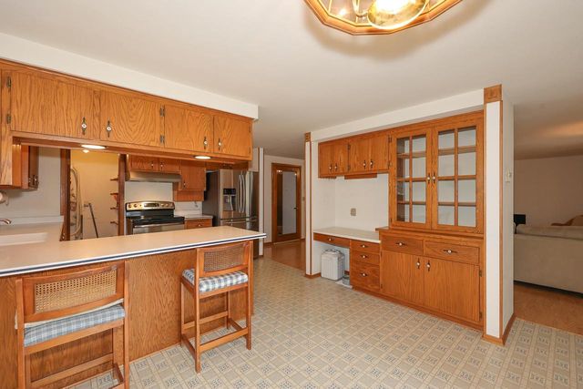 305 E Forest Hill AVENUE, Oak Creek, WI 53154