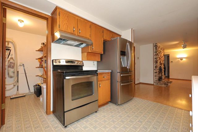 305 E Forest Hill AVENUE, Oak Creek, WI 53154