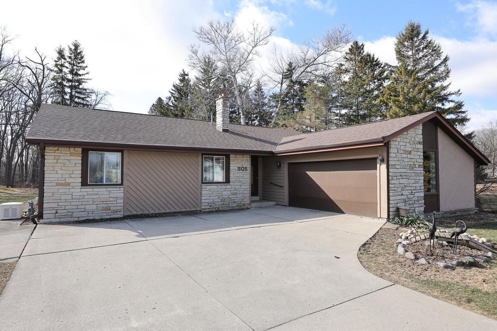 305 E Forest Hill AVENUE, Oak Creek, WI 53154