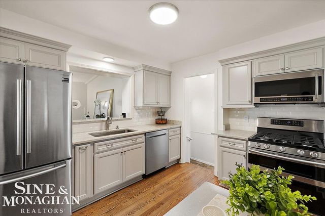 1044 Somerset Avenue, Grosse Pointe Park, MI 48230