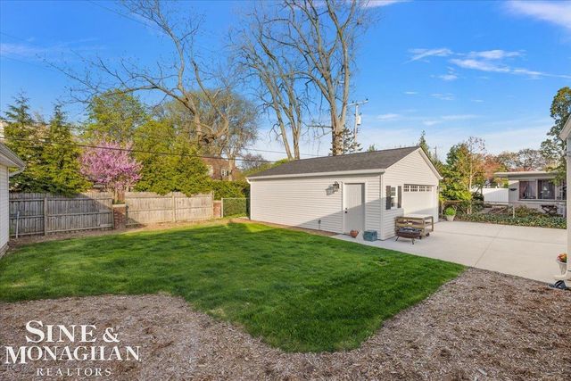 1044 Somerset Avenue, Grosse Pointe Park, MI 48230