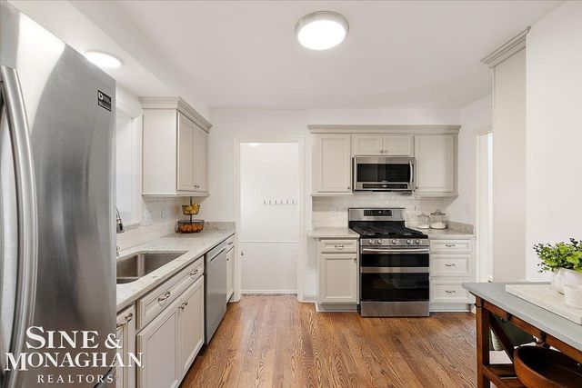 1044 Somerset Avenue, Grosse Pointe Park, MI 48230