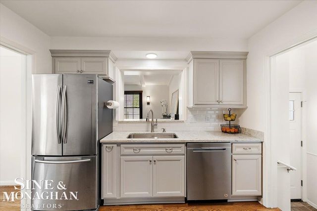 1044 Somerset Avenue, Grosse Pointe Park, MI 48230