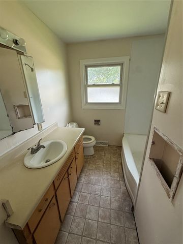 102 27th Ave Drive SW, Cedar Rapids, IA 52404