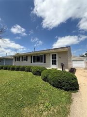 102 27th Ave Drive SW, Cedar Rapids, IA 52404