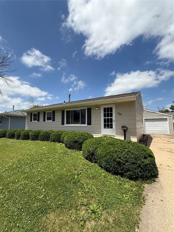 102 27th Ave Drive SW, Cedar Rapids, IA 52404