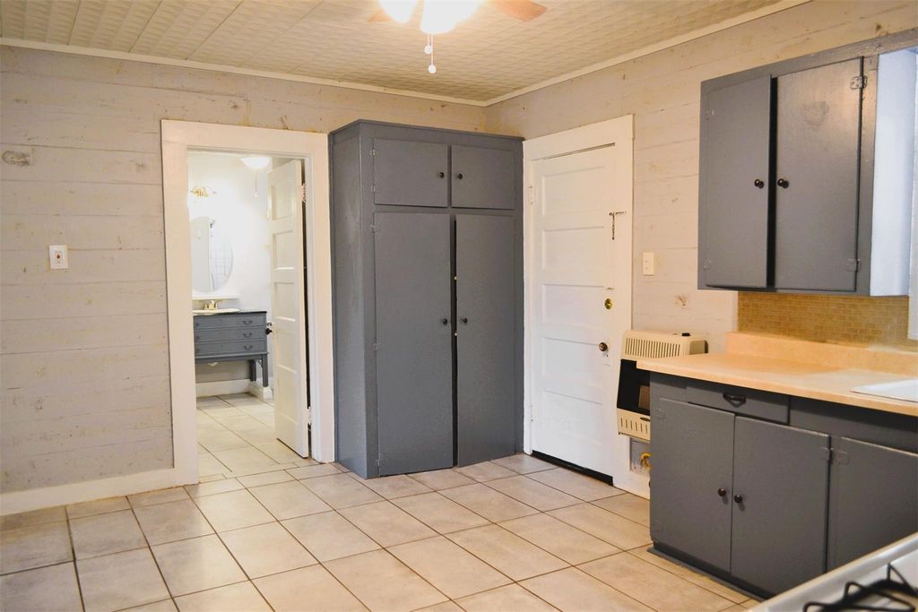 102 S S Beauregard Street 2, Alvin, TX 77511