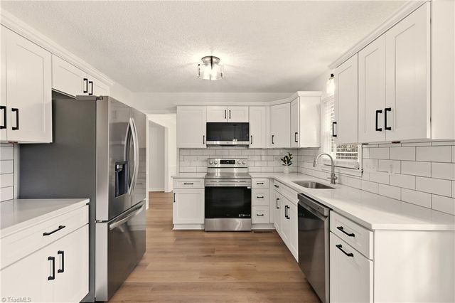 1000 New Hampshire Drive, Jamestown, NC 27282