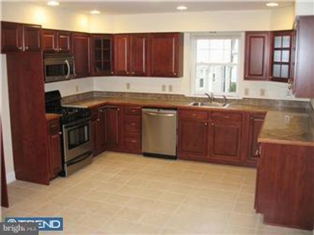 40 N TERRACE AVE, Maple Shade, NJ 08052