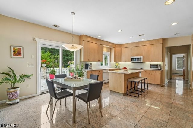 24 Emerson Rd, Parsippany-troy Hills Twp., NJ 07950