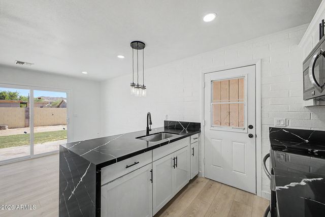 1703 W CARTER Road, Phoenix, AZ 85041