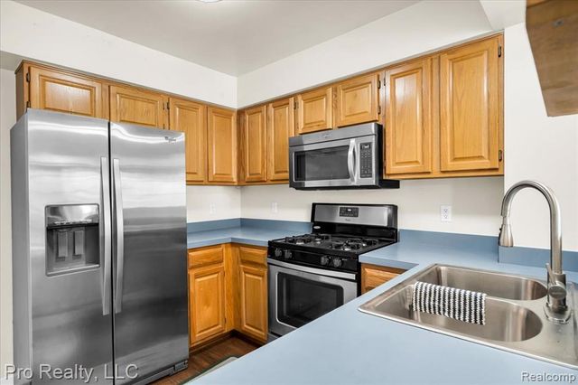 4000 Hunters Circle 137, Canton, MI 48188