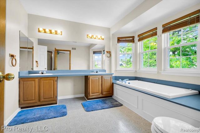 4000 Hunters Circle 137, Canton, MI 48188