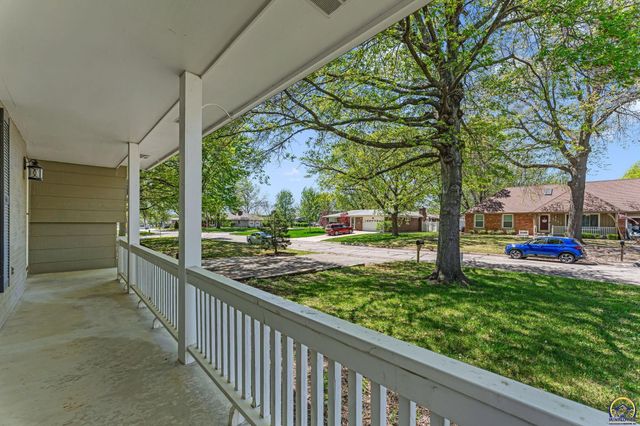 2806 SW Maupin LN, Topeka, KS 66614