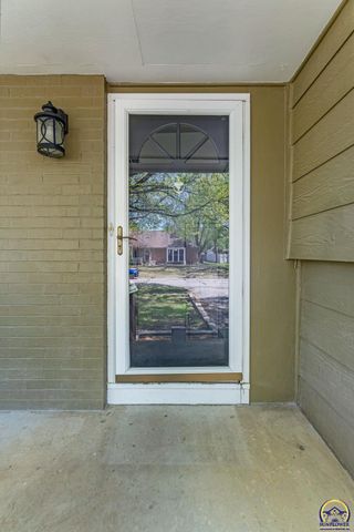 2806 SW Maupin LN, Topeka, KS 66614