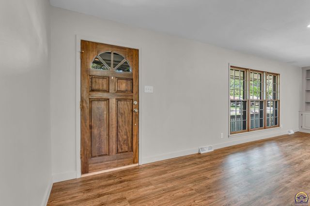 2806 SW Maupin LN, Topeka, KS 66614