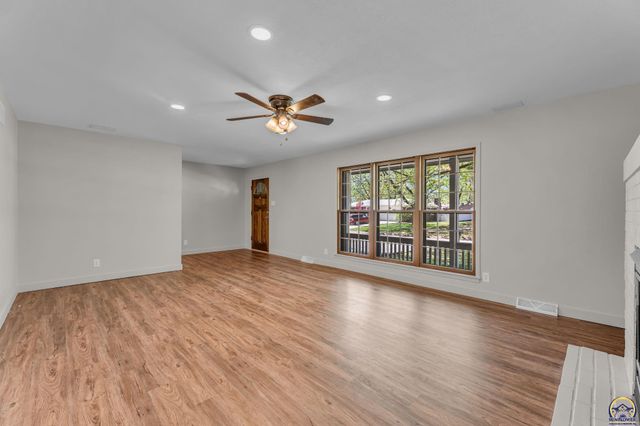 2806 SW Maupin LN, Topeka, KS 66614