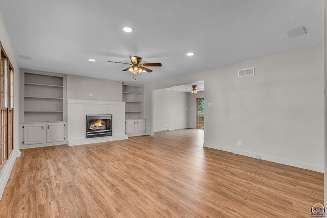 2806 SW Maupin LN, Topeka, KS 66614
