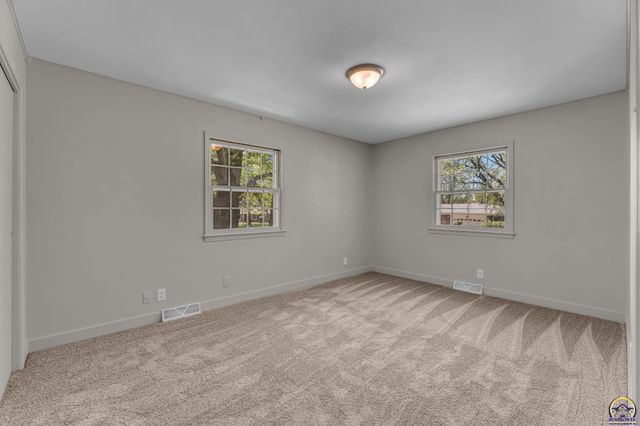 2806 SW Maupin LN, Topeka, KS 66614