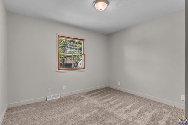 2806 SW Maupin LN, Topeka, KS 66614
