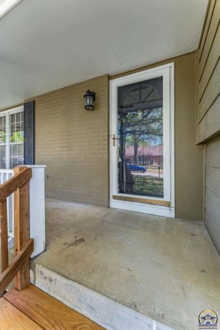 2806 SW Maupin LN, Topeka, KS 66614