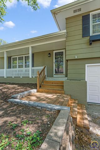 2806 SW Maupin LN, Topeka, KS 66614