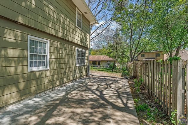 2806 SW Maupin LN, Topeka, KS 66614