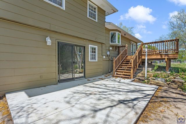 2806 SW Maupin LN, Topeka, KS 66614