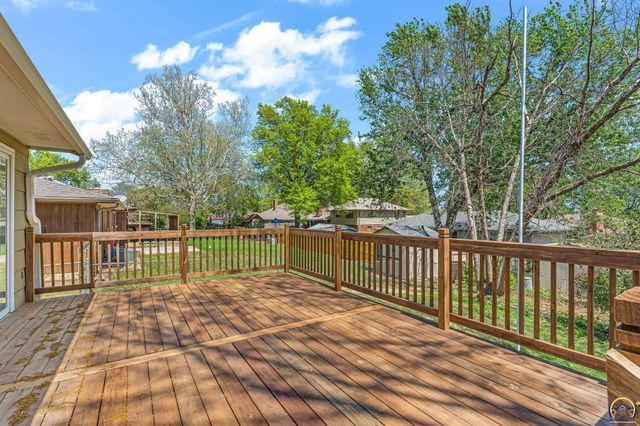 2806 SW Maupin LN, Topeka, KS 66614