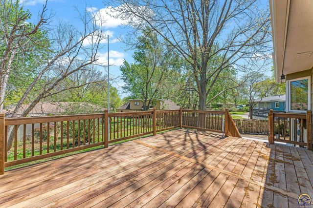 2806 SW Maupin LN, Topeka, KS 66614