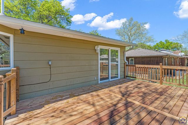 2806 SW Maupin LN, Topeka, KS 66614