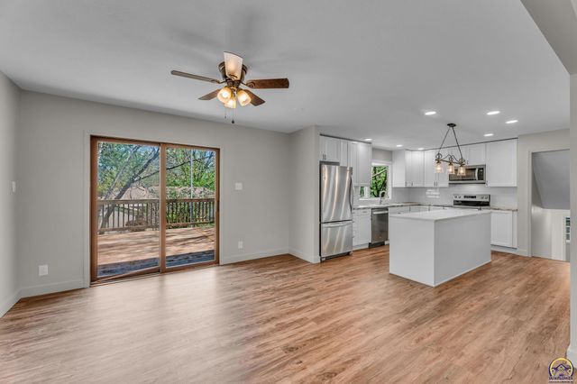 2806 SW Maupin LN, Topeka, KS 66614