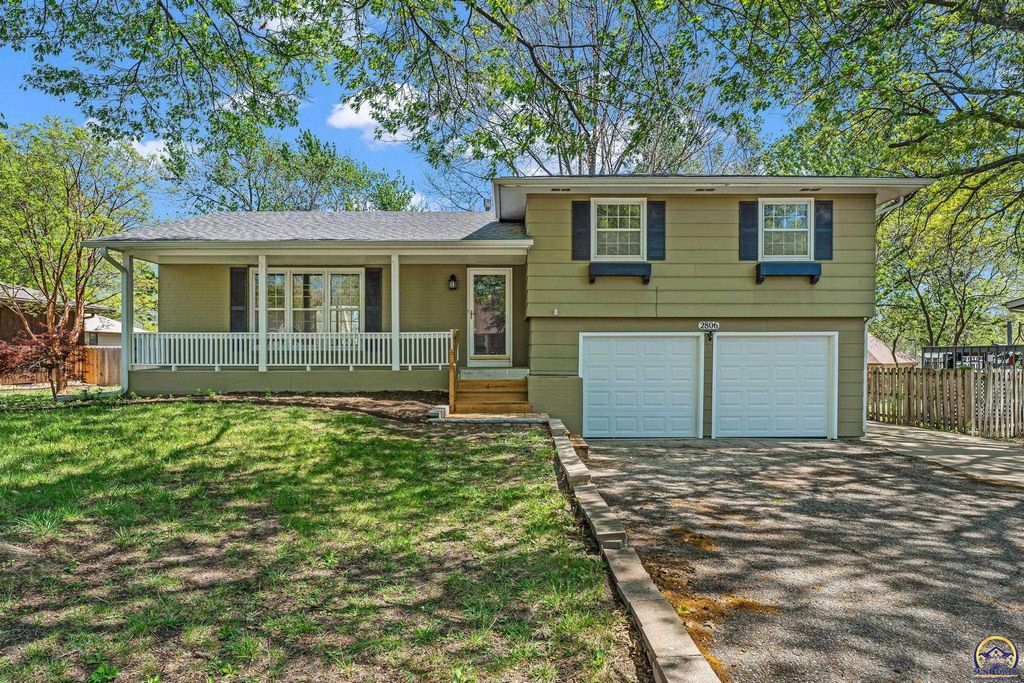2806 SW Maupin LN, Topeka, KS 66614