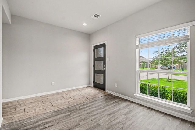 110 Kelly Street, Angleton, TX 77515