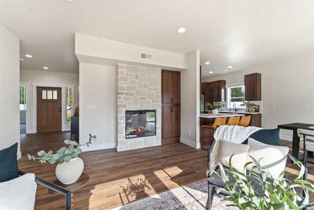 25819 N Chattaroy Cir, Chattaroy, WA 99003