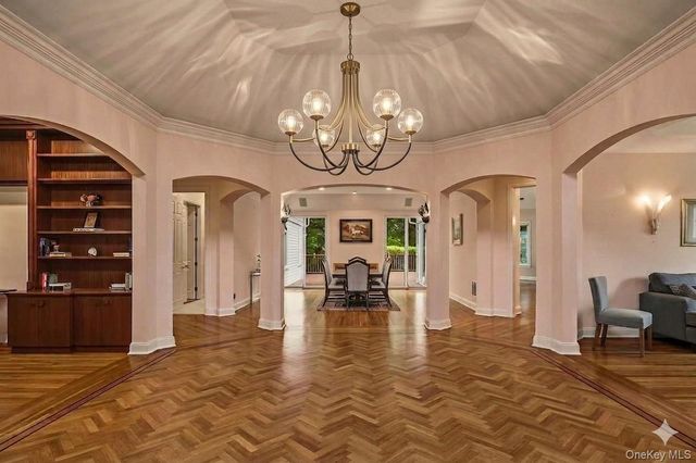 41 Evergreen Circle, Manhasset, NY 11030