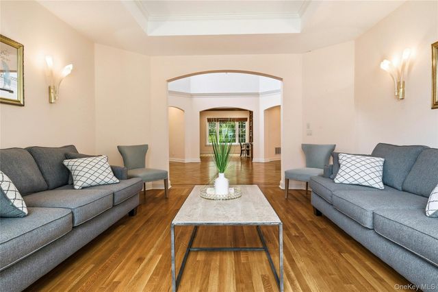 41 Evergreen Circle, Manhasset, NY 11030