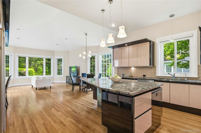 41 Evergreen Circle, Manhasset, NY 11030