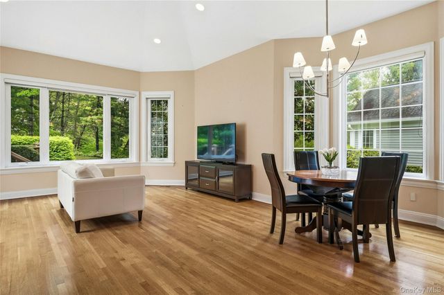 41 Evergreen Circle, Manhasset, NY 11030