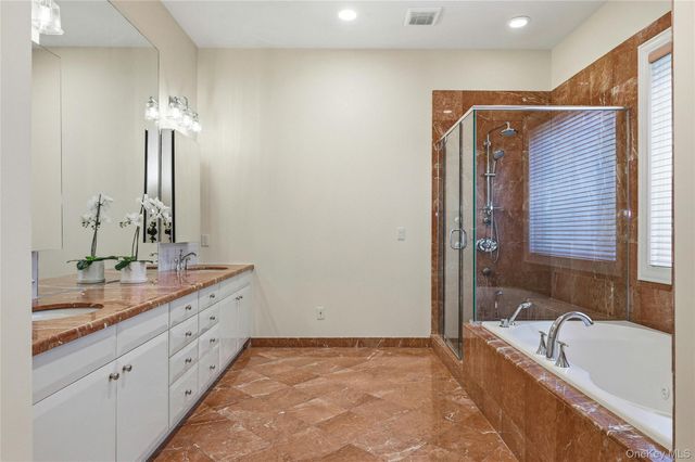 41 Evergreen Circle, Manhasset, NY 11030