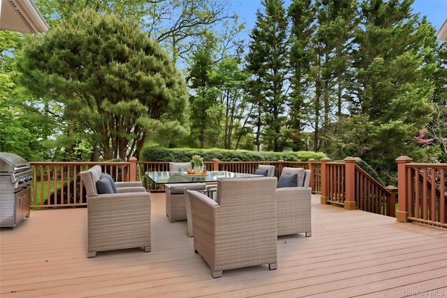 41 Evergreen Circle, Manhasset, NY 11030