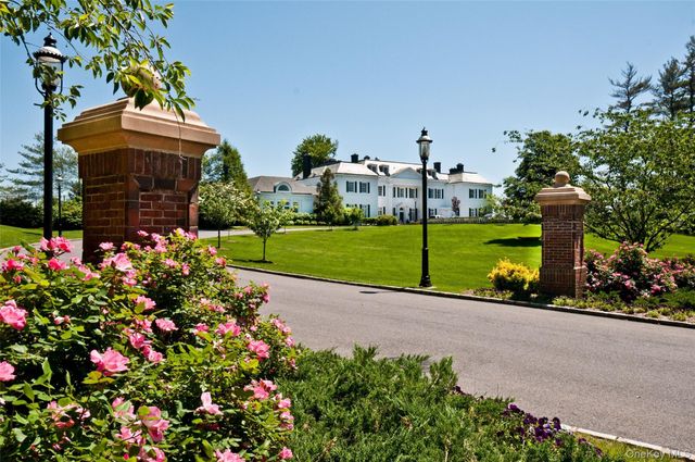 41 Evergreen Circle, Manhasset, NY 11030