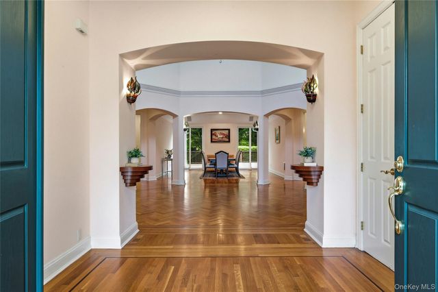 41 Evergreen Circle, Manhasset, NY 11030