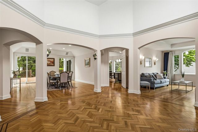 41 Evergreen Circle, Manhasset, NY 11030