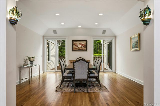 41 Evergreen Circle, Manhasset, NY 11030