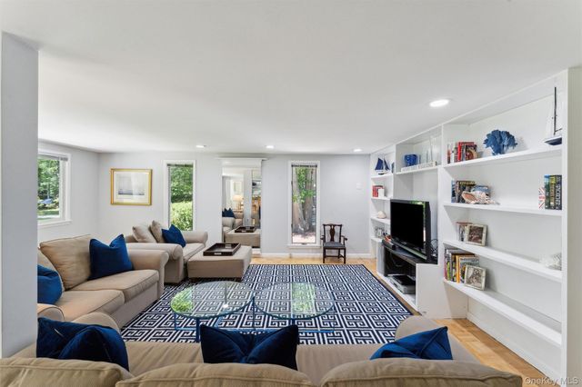 9 White Oak Lane, Westhampton, NY 11977