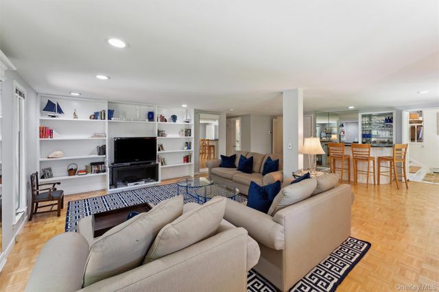 9 White Oak Lane, Westhampton, NY 11977